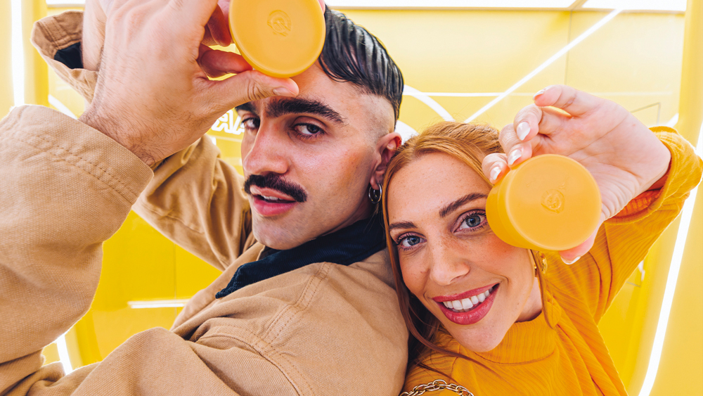 Mary Kokkali et Chris Karakatsanis au “High-Tech Vitamin C Bar” Garnier à Paris