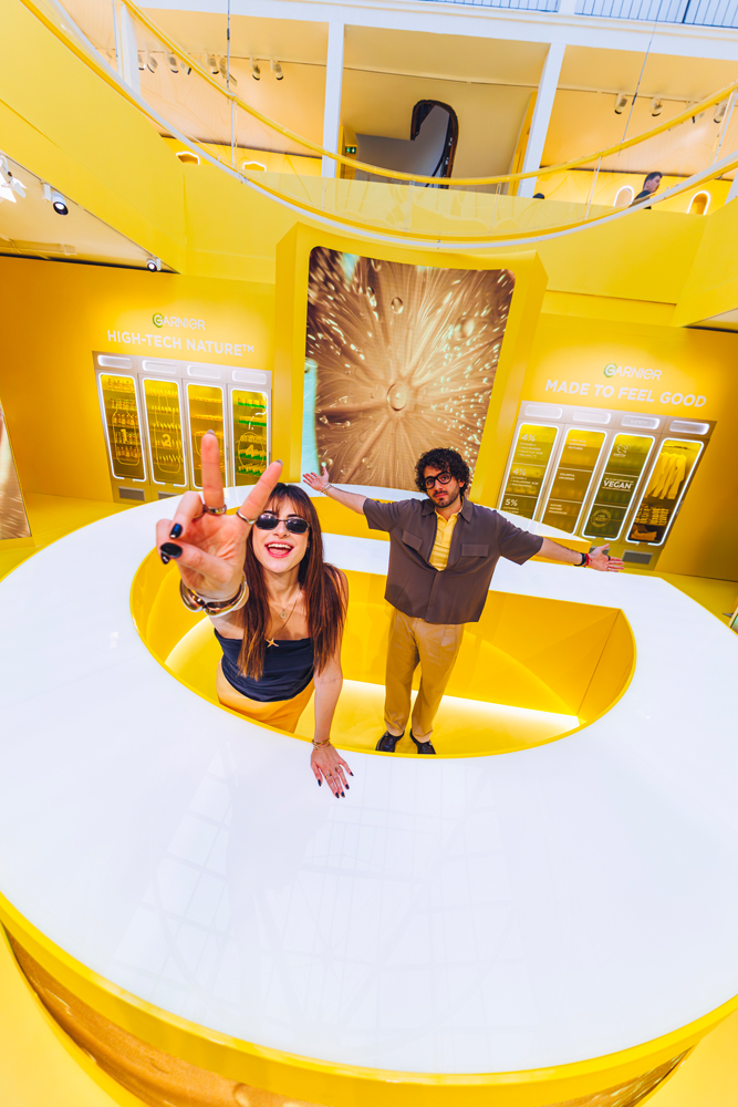 Mariana Cantu et Alejandro Guizar au “High-Tech Vitamin C Bar” Garnier à Paris