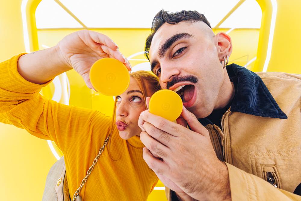 Mary Kokkali et Chris Karakatsanis au “High-Tech Vitamin C Bar” Garnier à Paris