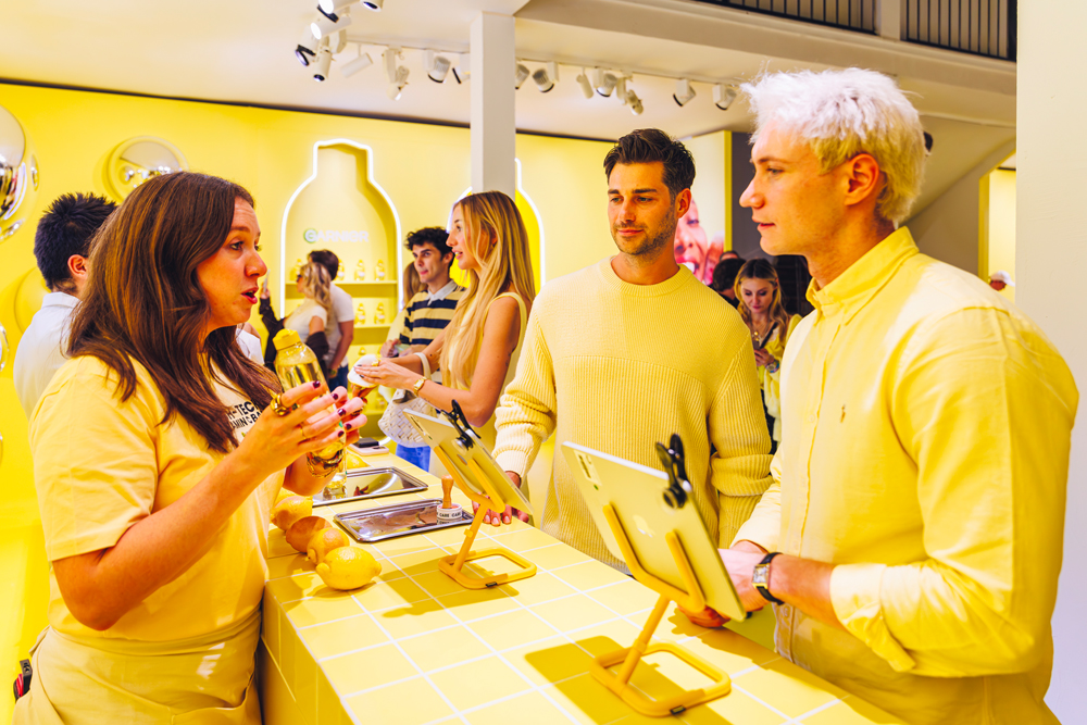 Niklas Behr et Nico Kunzelmann au “High-Tech Vitamin C Bar” Garnier à Paris