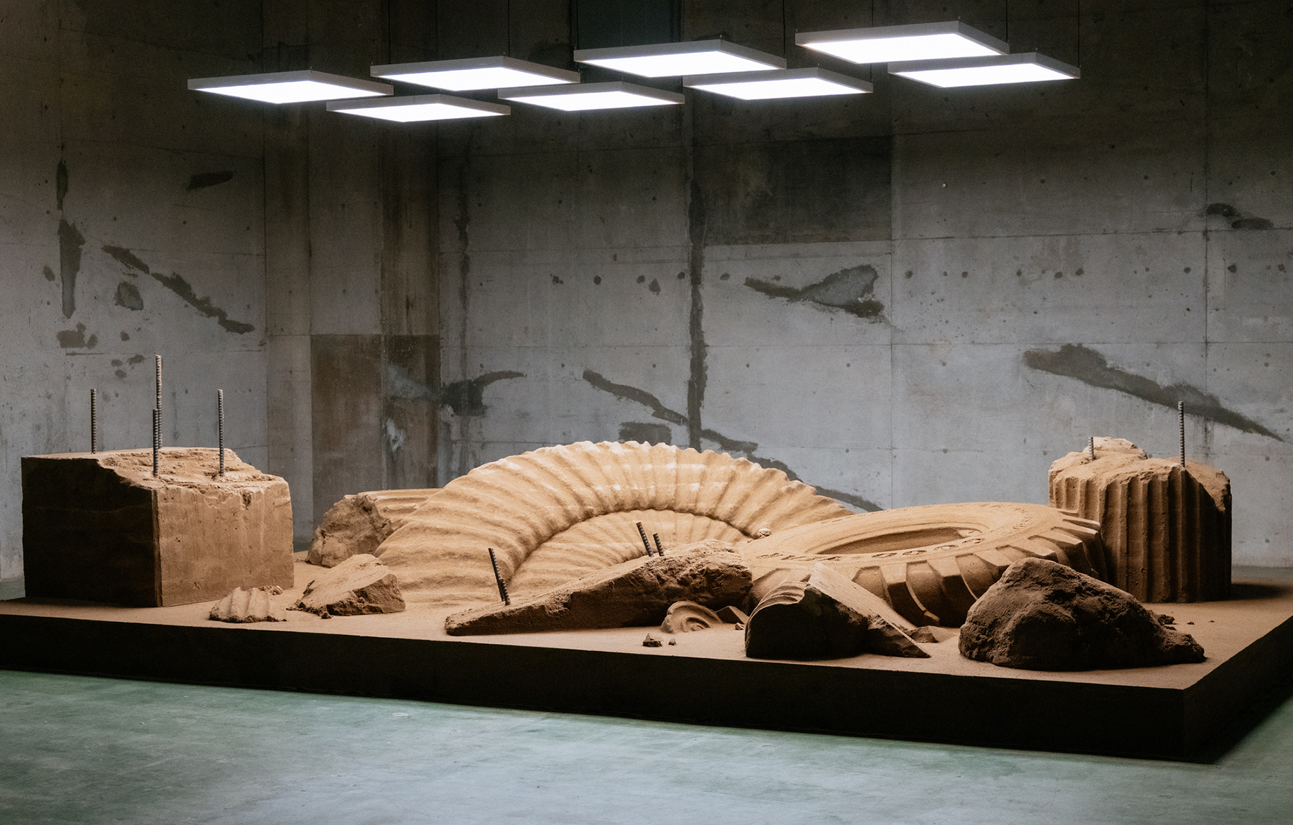 Exhibition view Future of Nostalgia, Théo Mercier, Landscript, 2025 Produced with the support of Arts AlUla and AFALULA © Timothee Lambrecq Conception: Théo Mercier Sand sculptors: Michela Ciappini, Sue Eva Suzuko McGrew Artistic and technical coordination: Céline Peychet, Enguerrand David 3D modelling: Raphaël Masbernat