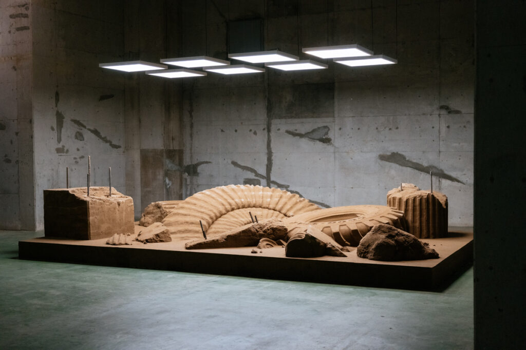 Exhibition view Future of Nostalgia, Théo Mercier, Landscript, 2025 Produced with the support of Arts AlUla and AFALULA © Timothee Lambrecq Conception: Théo Mercier Sand sculptors: Michela Ciappini, Sue Eva Suzuko McGrew Artistic and technical coordination: Céline Peychet, Enguerrand David 3D modelling: Raphaël Masbernat