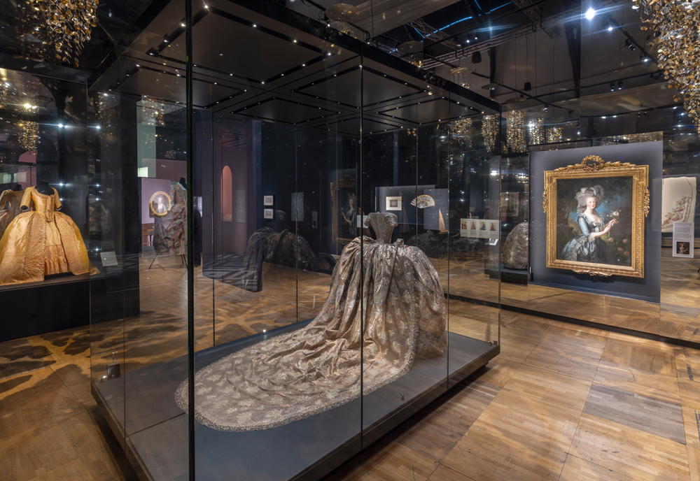 Vue de l'exposition “Marie Antoinette Style” au Victoria and Albert Museum