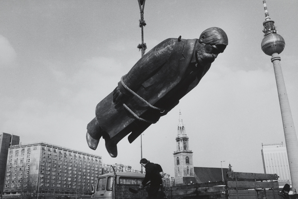 photographie de Sibylle Bergemann, Das Denkmal [Le Monument], Berlin-Est, février 1986 exposée à la Fondation Henri Cartier-Bresson