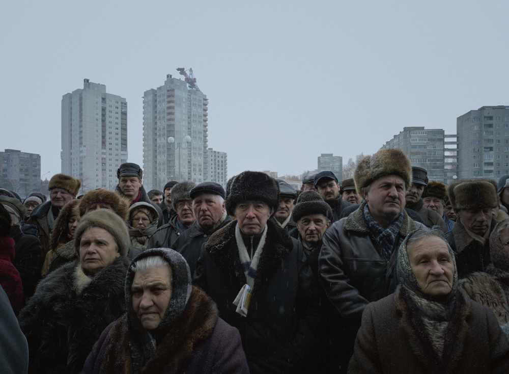 photographie de Luc Delahaye, A Rally of the Opposition Candidate Alexander Milinkevich (2006) exposé au Jeu de Paume à Paris