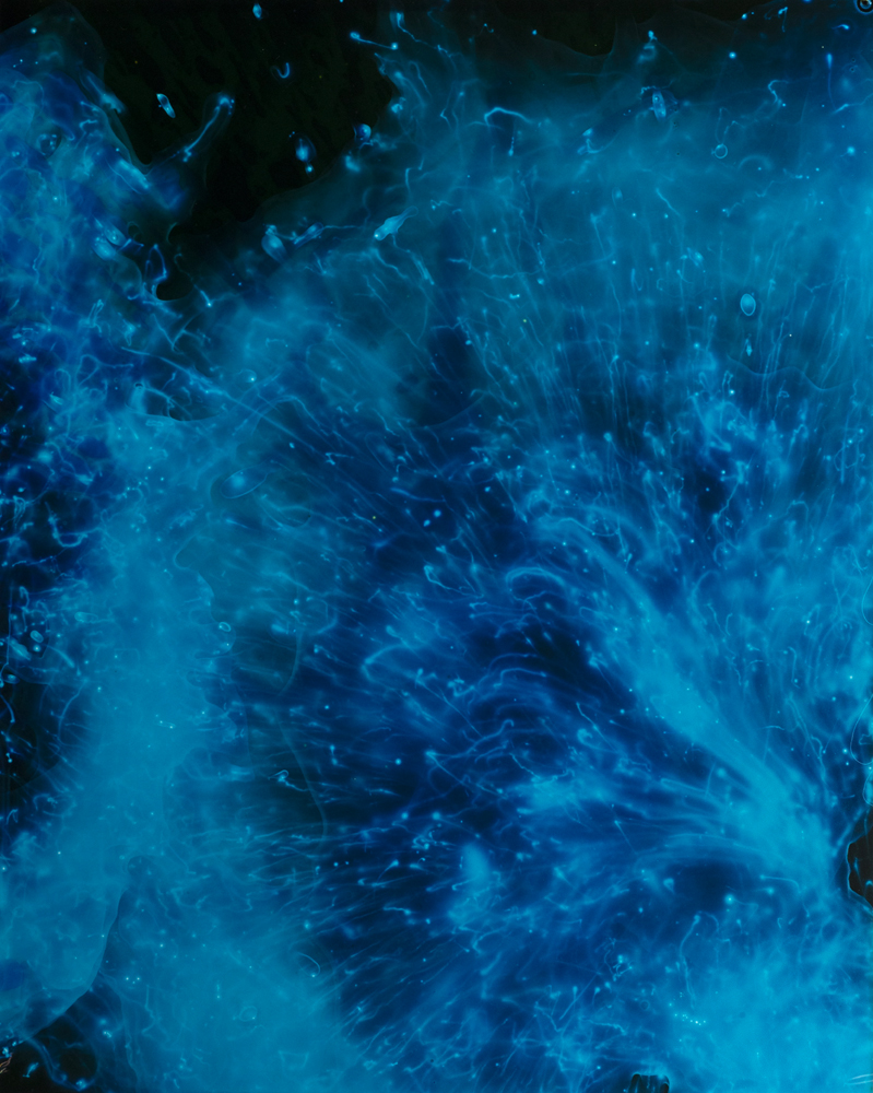 photographie argentique de l'artiste Anna Katharina Scheidegger, Fragile Warning-Lights N°11 (2025) exposée au salon approche à Paris