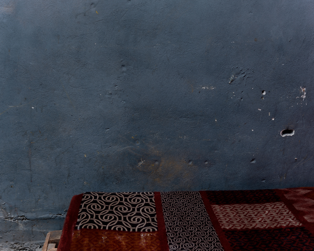 Photographie de Felipe Romero Beltrán : Pared y cubrelecho marrón. Casa de Álex, (série Bravo). 