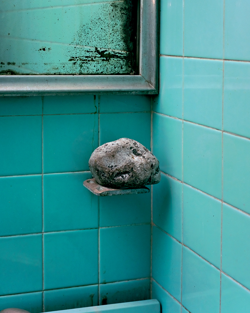 Photographie de Romero Beltrán : Piedra y azulejo. Casa de Thom (série Bravo) [2021–2024].