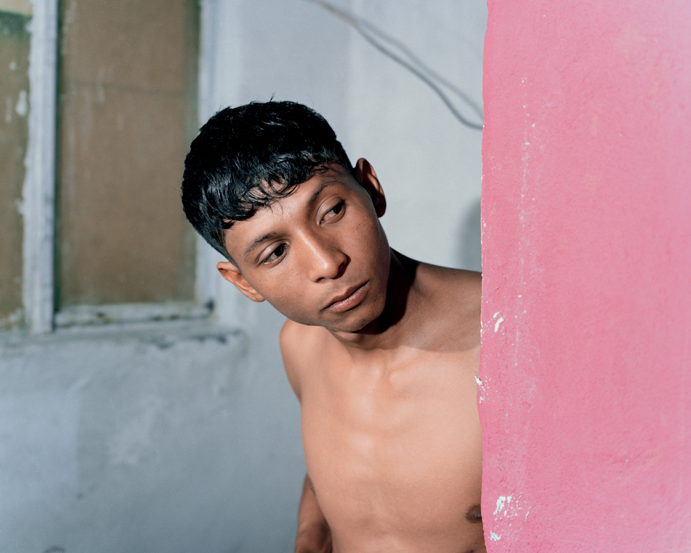 Photographie de Romero Beltrán Amigo de El Friki y pared rosa (série Bravo) [2021-2024].