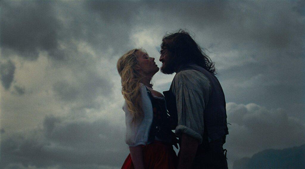Les acteurs Margot Robbie et Jacob Elordi dans le film “Hurlevent” (2026). © Warner Bros.