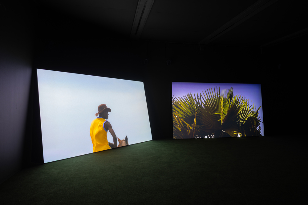 Vue d'installation de Cowboy (2022) par Karimah Ashadu au sein de l'exposition “Tendered” au Camden Art Centre, 2025. 