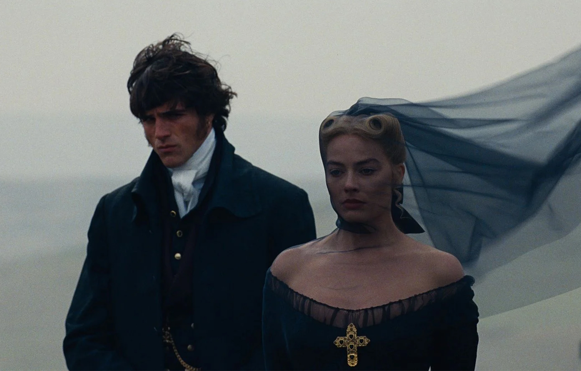 Jacob Elordi et Margot Robbie dans le film Hurlevent (2026) © Warner Bros.