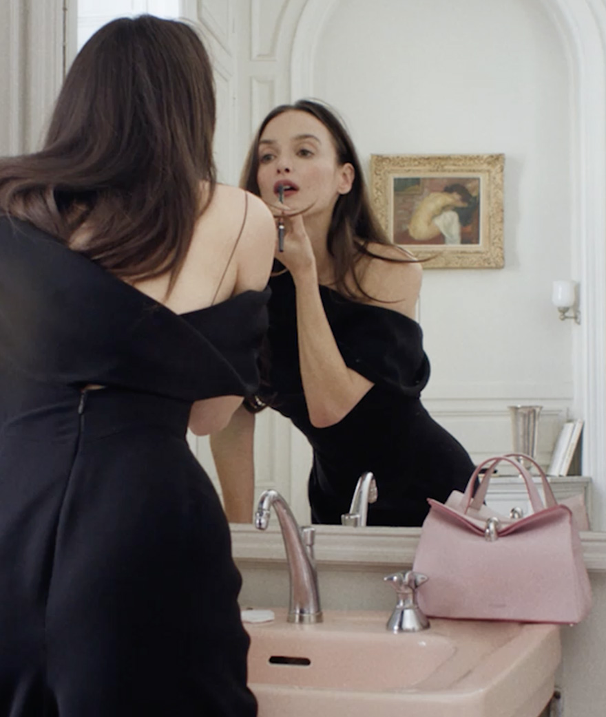 Charlotte Le Bon avec le sac Valerie de Jacquemus.