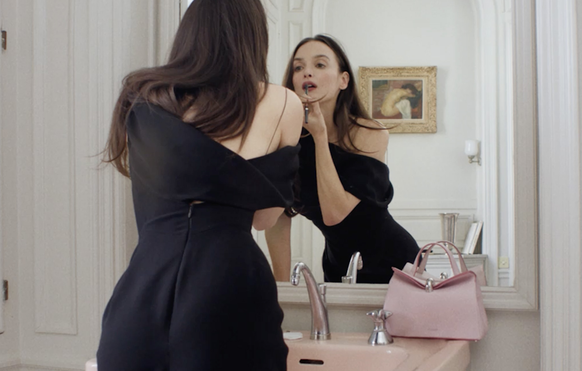 Charlotte Le Bon avec le sac Valerie de Jacquemus.