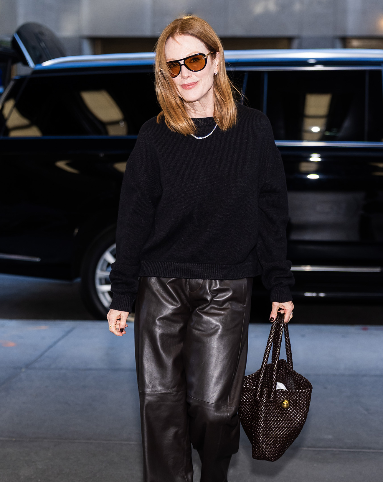 julianne moore en pull noir