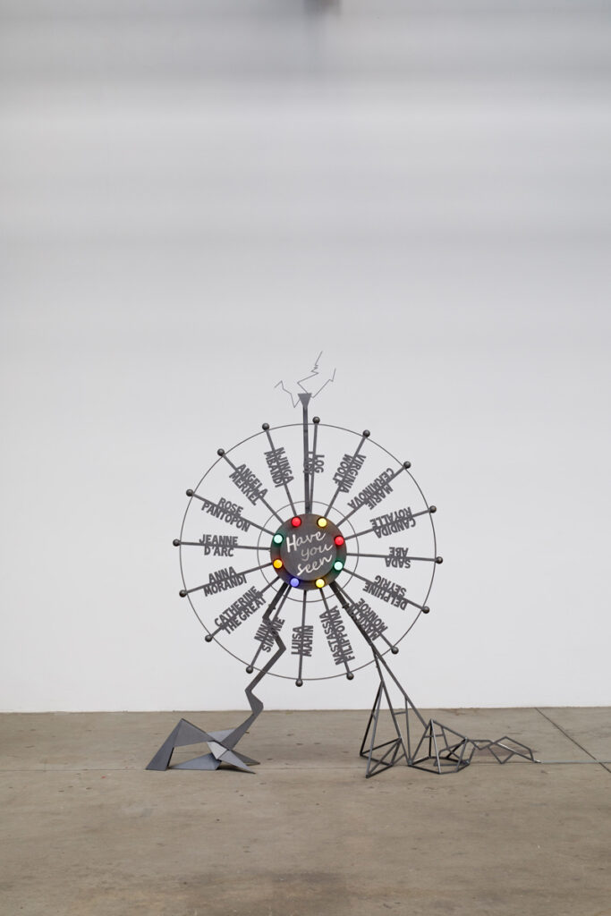 Julie Béna, « Parodie », vue de l’exposition au Magasin CNAC, Grenoble, 4 octobre 2025 au 5 avril 2026.
© Magasin CNAC, Courtesy de l’artiste.
Photo: Tomas Souček
Vue de l’œuvre : Julie Béna, La Roue de la Fortune, 2018. Courtesy de l’artiste.