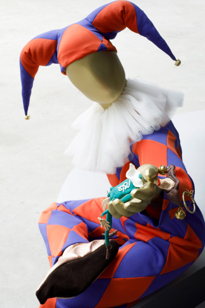 Julie Béna, « Parodie », vue de l’exposition au Magasin CNAC, Grenoble, 4 octobre 2025 au 5 avril 2026.
© Magasin CNAC, Courtesy de l’artiste.
Photo: Tomas Souček
Détail, vue de l’œuvre : Julie Béna, Jester avec marionnette, 2023, Courtesy de l’artiste.