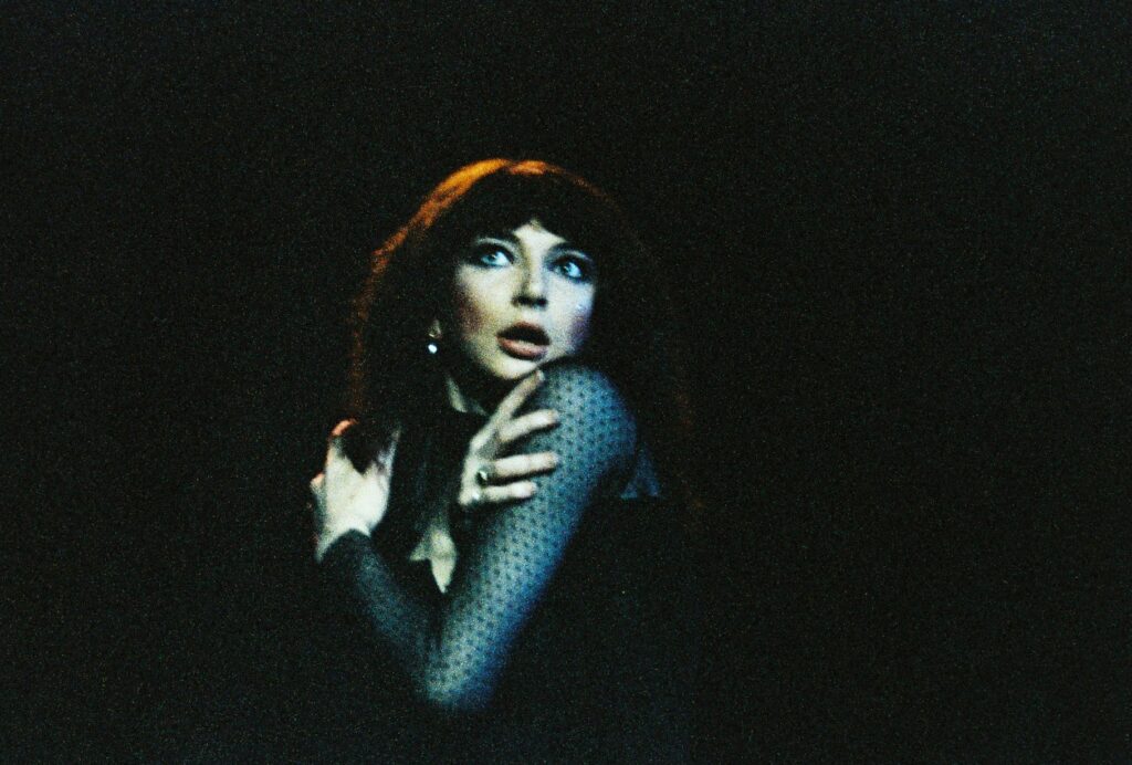 La chanteuse Kate Bush en concert au Hammersmith Odeon, à Londres, le 12 mai 1979.  Photo par Pete Still/Redferns via Getty Images.