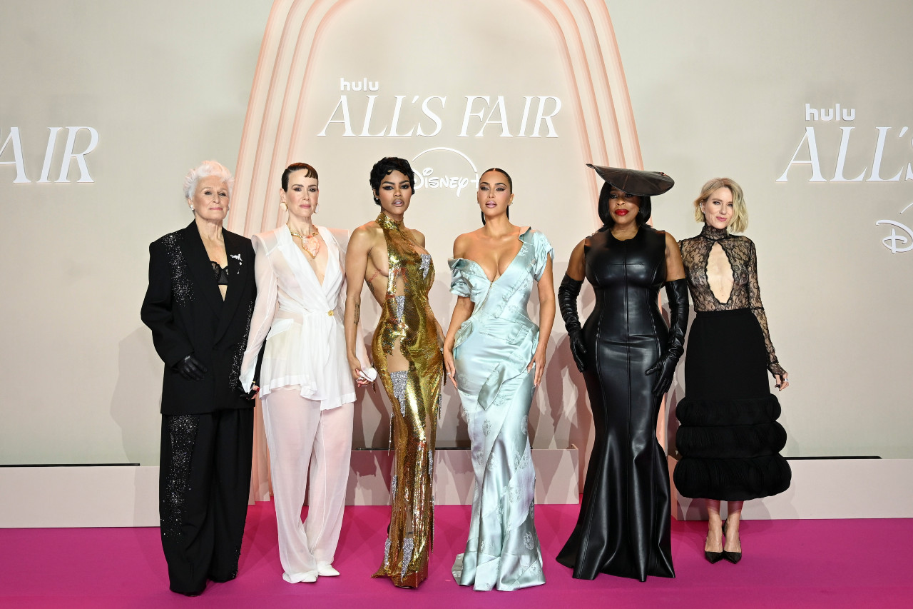 Glenn Close, Sarah Paulson, Teyana Taylor, Kim Kardashian, Niecy Nash-Betts et Naomi Watts à l’avant-première parisienne de All’s Fair, la nouvelle série de Ryan Murphy © Disney+/Hulu.