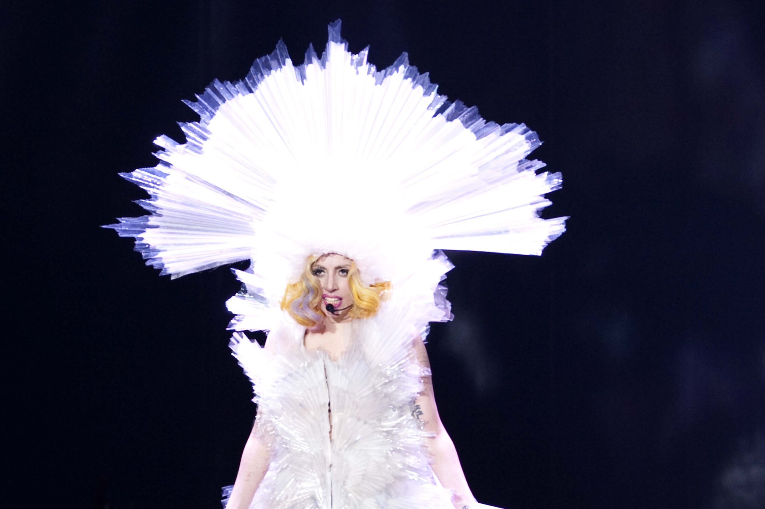 Lady Gaga au Palais Omnisports de Bercy, à Paris, le 21 mai 2010. © Kristy Sparow/WireImage via Getty Images.