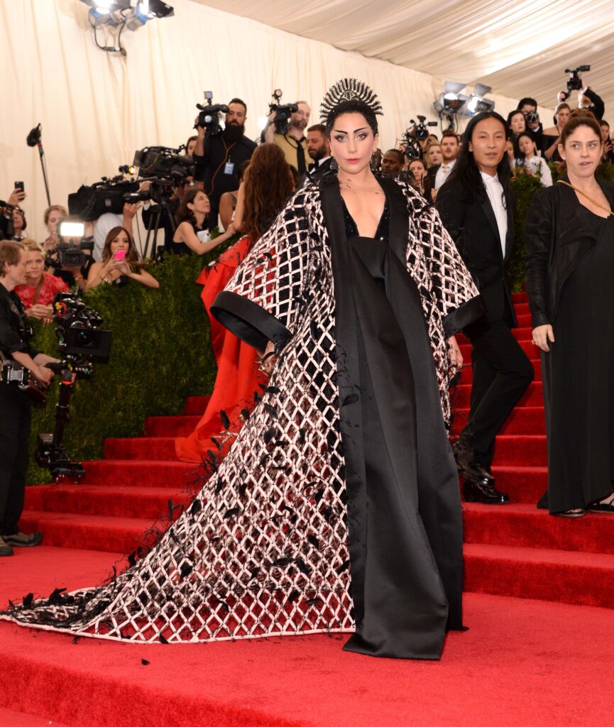 Lady Gaga au Met Gala pour le thème "China: Through The Looking Glass" au Metropolitan Museum of Art, à New York, le 4 mai 2015 à New York.  © Kevin Mazur/WireImage via Getty Images.