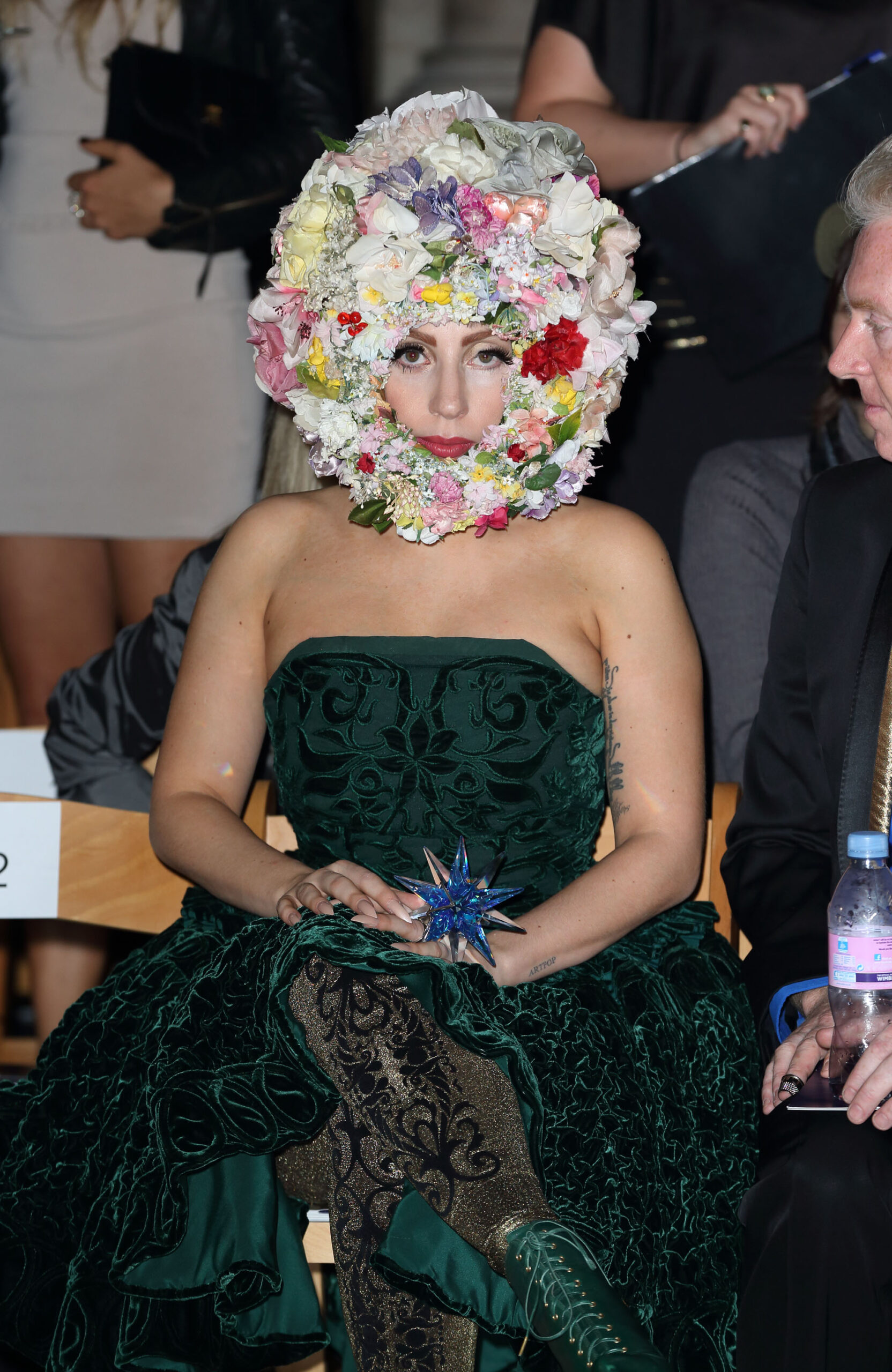 Lady Gaga au défilé Philip Treacy printemps-été 2013, à la Royal Courts Of Justice, à Londres, le 16 septembre 2012. ©
 Mike Marsland/Wireimage via Getty Images.