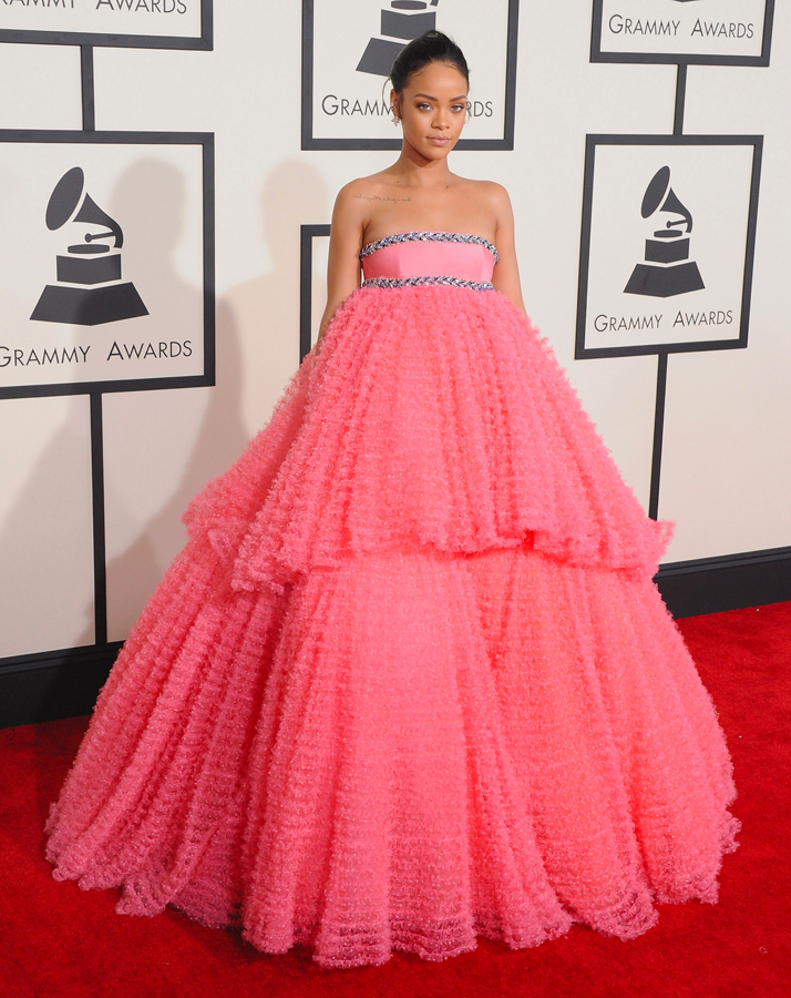 rihanna en giambattista valli haute couture grammy awards 2015