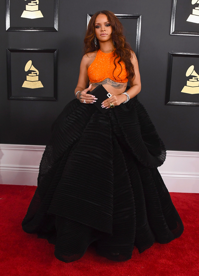 rihanna en armani privé grammy awards 2017