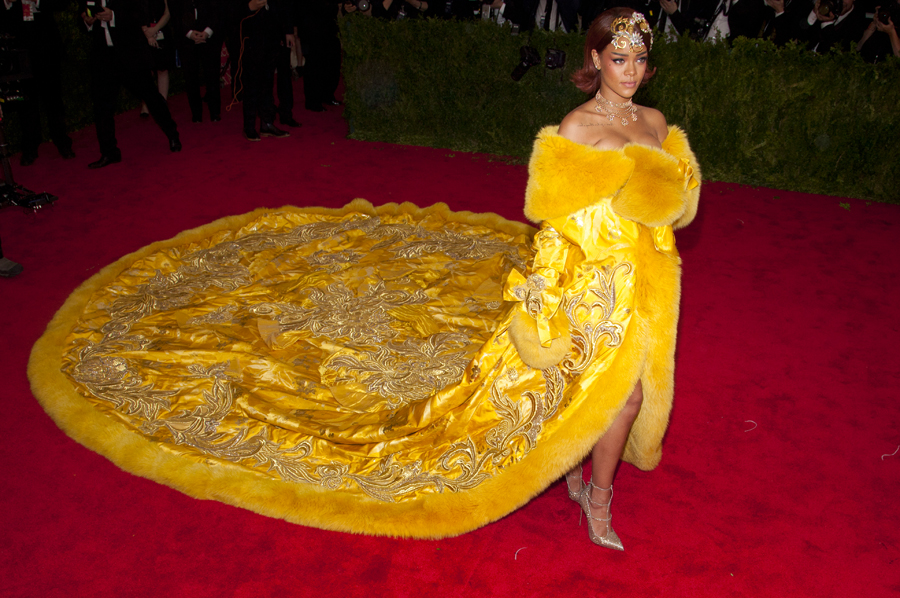 rihanna en guo pei au met gala 2015