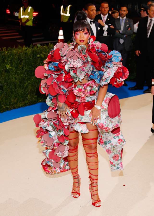 rihanna en comme des garcons au met gala 2017