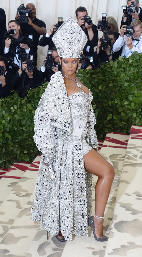 rihanna en maison margiela par john galliano au met gala 2018 