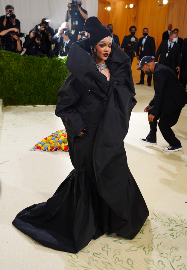 rihanna en robe balenciaga au met gala 2021