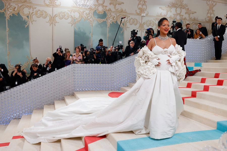 rihanna en robe valentino haute couture au met gala 2023