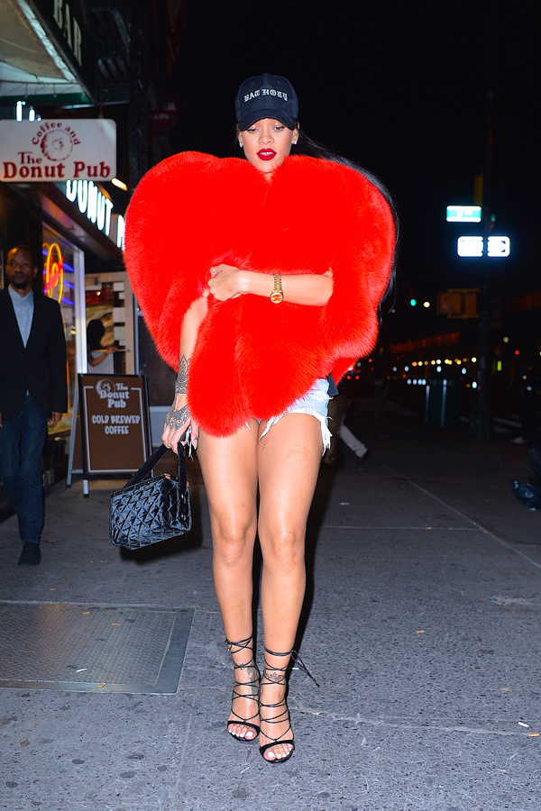 rihanna en veste en fourrure rouge en forme de cœur saint laurent
