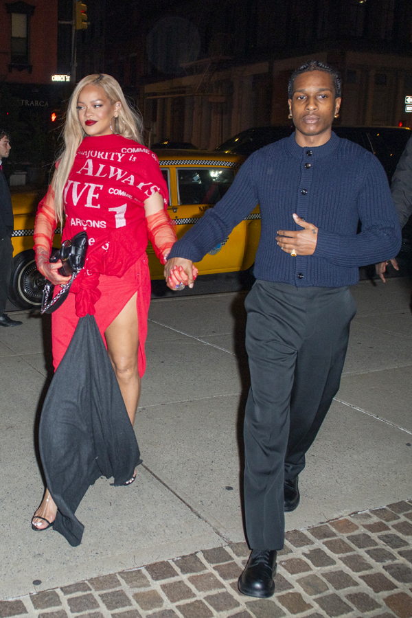 rihanna en robe foulards comme des garcons et sac gucci 