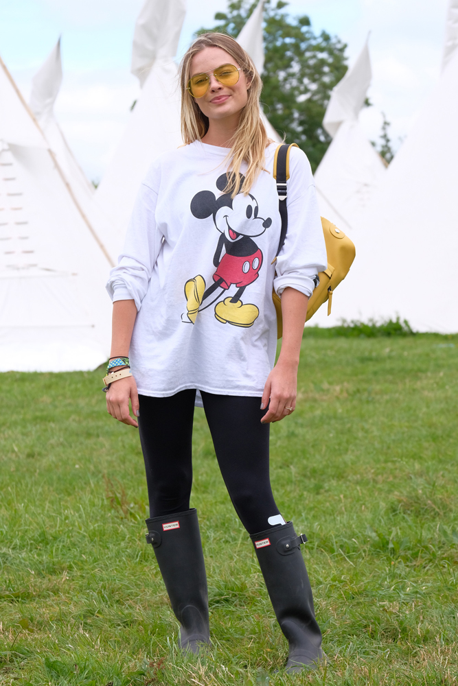 Margot Robbie lors du festival de Glastonbury. 