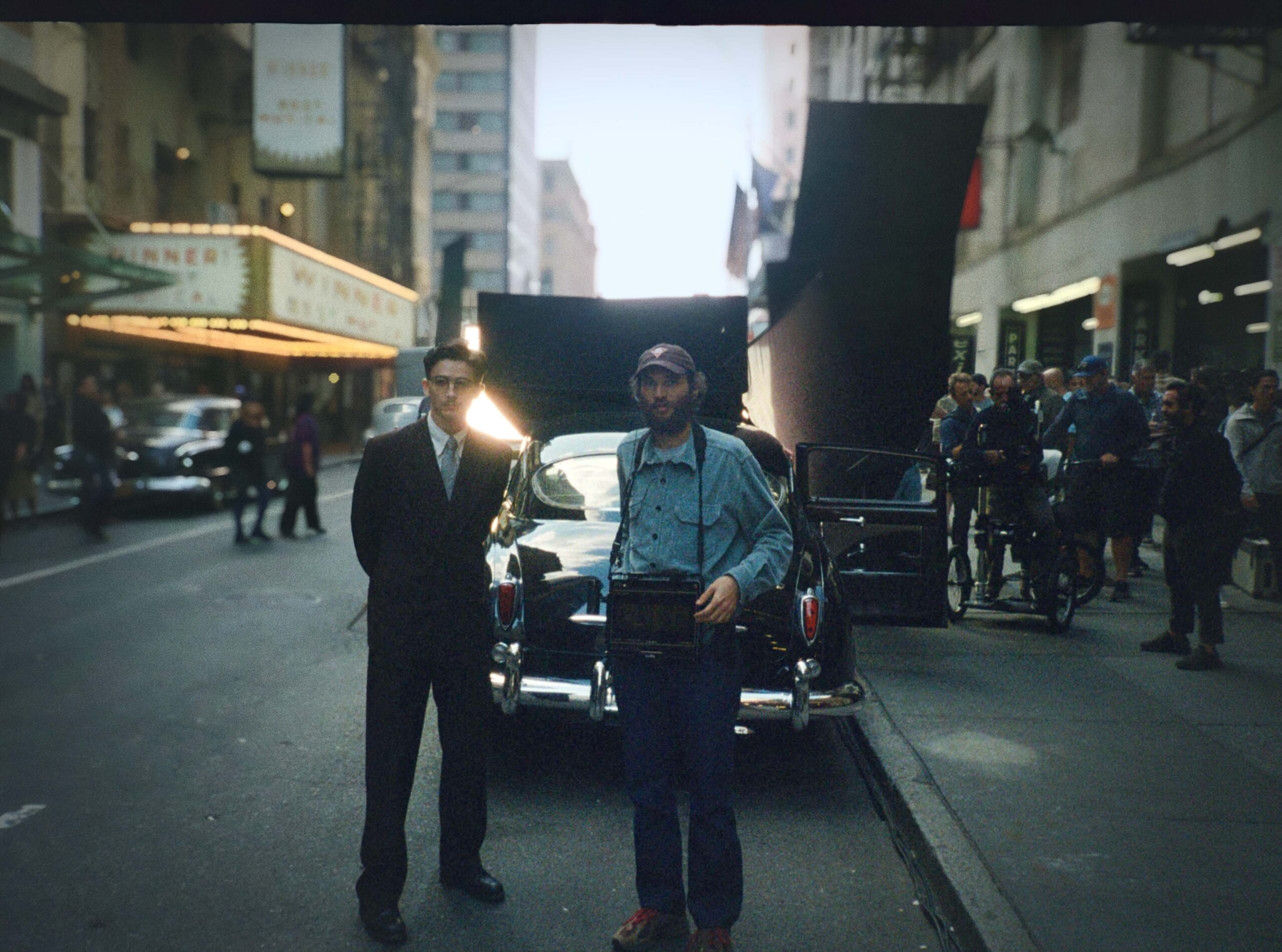 Josh Safdie et Timothée Chalamet sur le tournage du film Marty Supreme (2026). © A24.