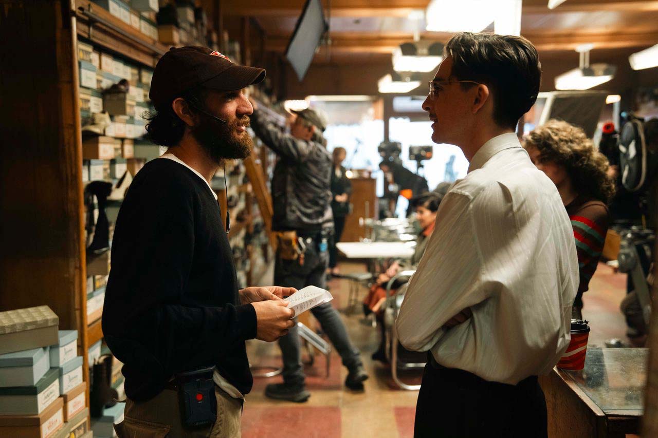 Josh Safdie et Timothée Chalamet sur le tournage du film Marty Supreme.