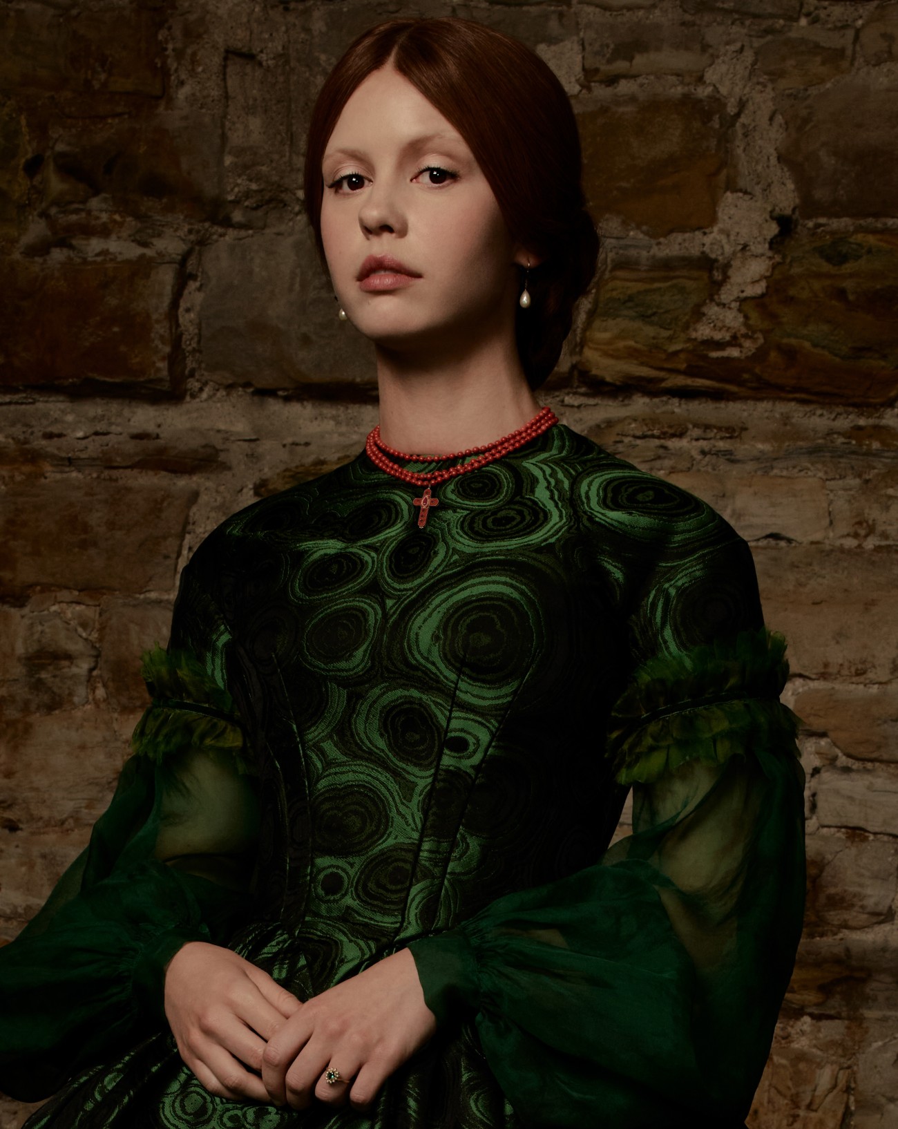 L'actrice Mia Goth dans le film Frankenstein.