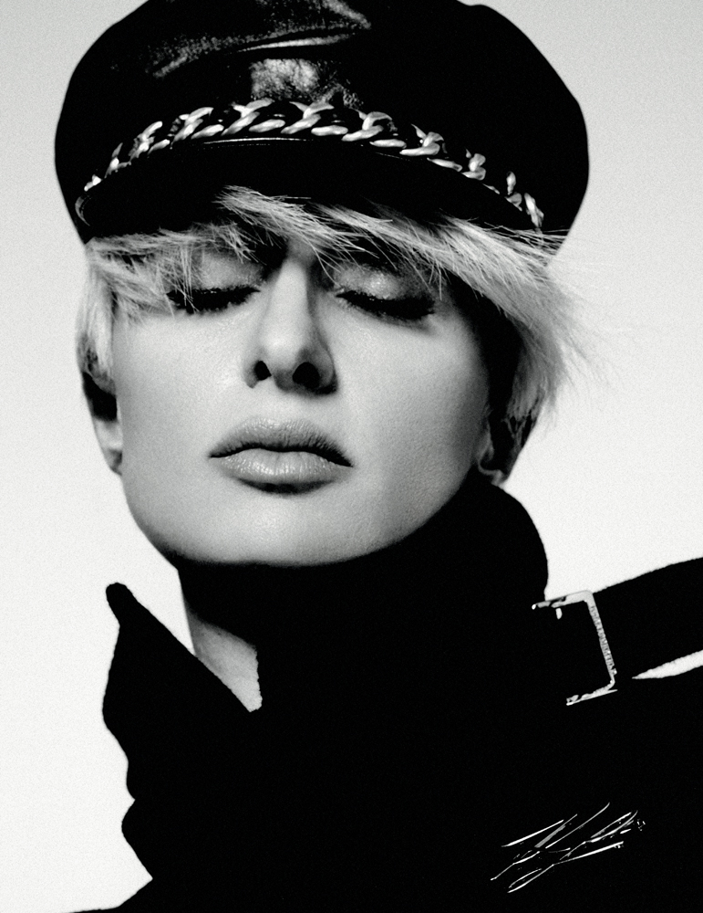 interview de Paris Hilton, égérie Karl Lagerfeld