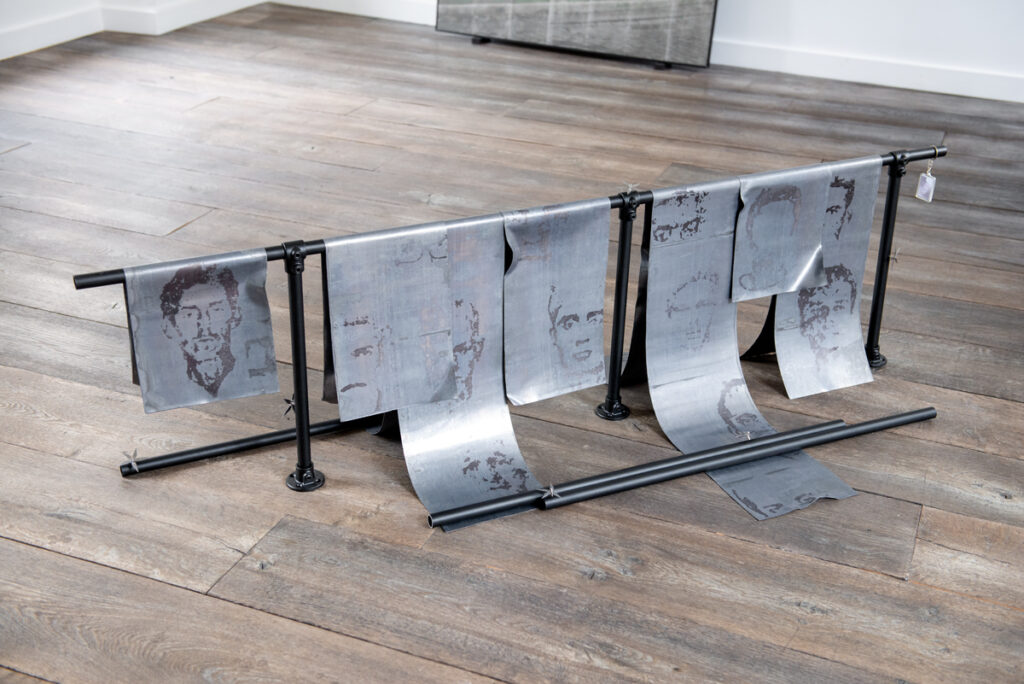 Nicolas Lebeau, /ʔarara/ : transferts sur feuilles de plomb, structure tubulaire en acier, lames de scalpel, porte clé, 200 x 50 x 50 cm.
Vue de l'exposition Voltar A Viver
Galerie F - Fondation Francès
Senlis, FR
20.04 - 27.07 2024