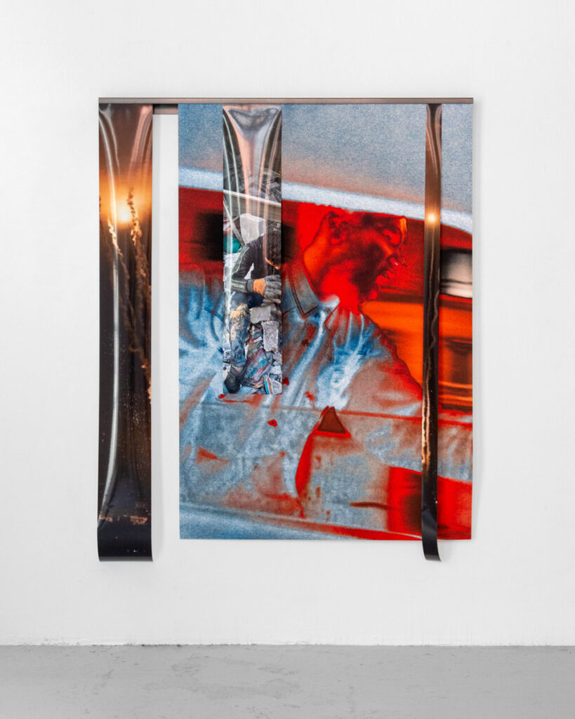 Nicolas Lebeau, /zZZzZzz/ e (2024). impressions jet d’encre, rail en acier, 175 x 147 cm