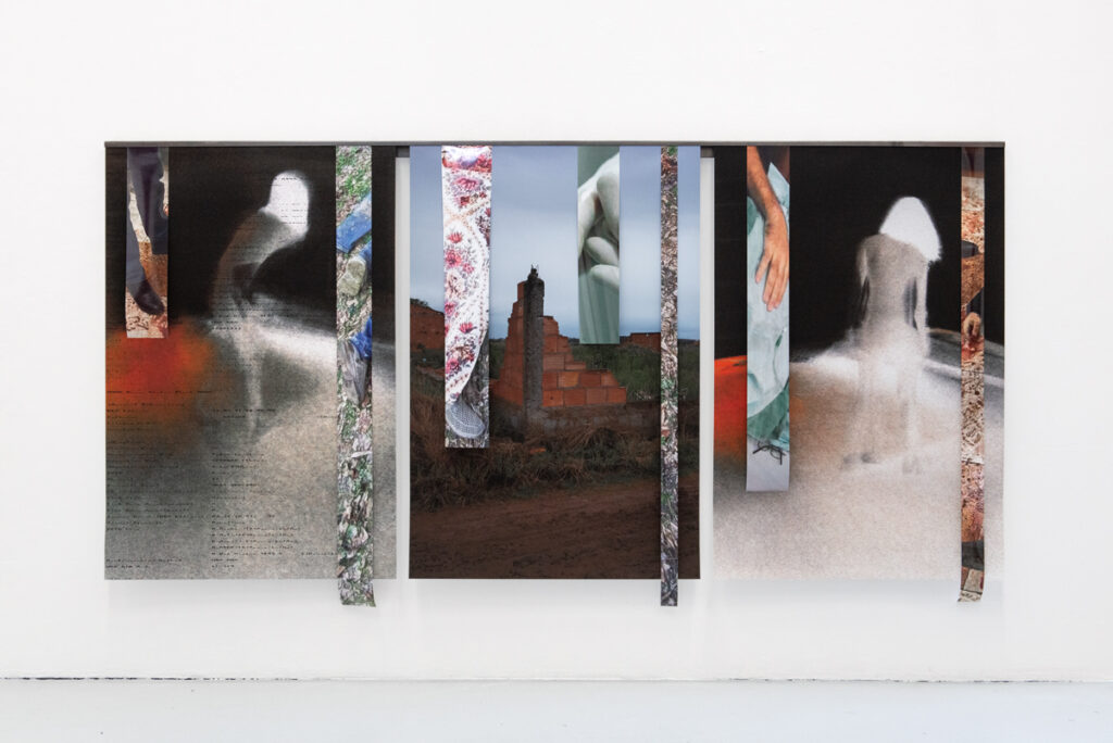 Nicolas Lebeau, /zZZzZzz/ a, 2024 : impressions jet d’encre, rail en acier, 341 x 175 cm