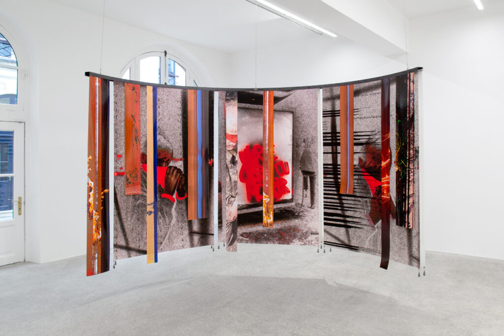 Nicolas Lebeau, would U wear my eyeZz : impressions jet d’encre, rail en acier, plombs de lestage, 280 x 175 x 103 cm Vue d’installation à la galerie Mennour, Paris, FR : Mennour Emergence #2, L’heure bleue, cur. Christian Alandete