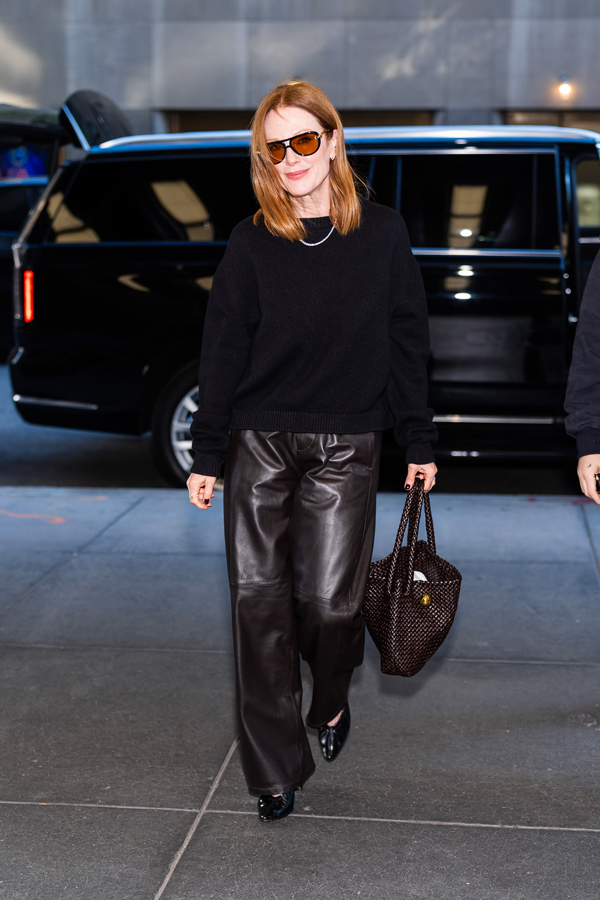 julianne moore en pull noir