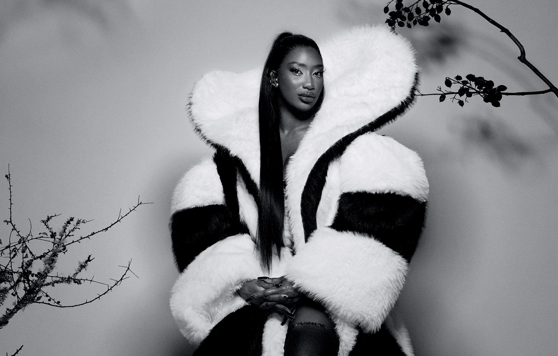 Aya Nakamura en Manteau de fourrure pour Numéro Femme.