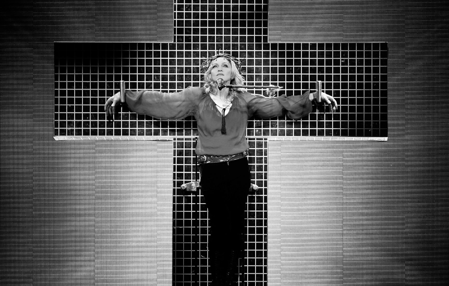 La chanteuse Madonna sous le feu des critiques de l'Eglise avec Like A Prayer en 1989.