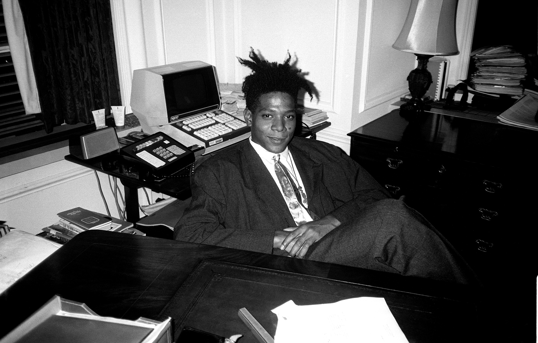 Jean-Michel Basquiat lors de la fête d'anniversaire surprise organisée pour Susanne Bartsch au Rainbow Roof, dans les bureaux de Steven Greenberg, au 30 Rockefeller Plaza. Jeudi 19 septembre 1985. © Patrick McMullan/Getty Images.