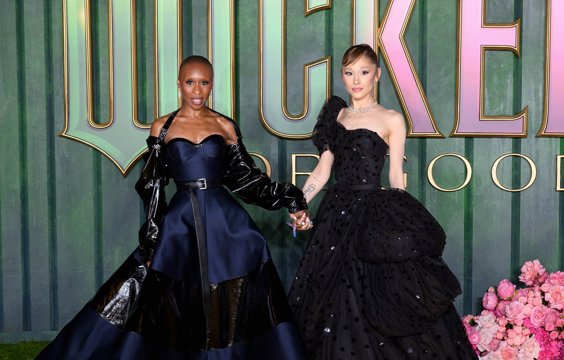 Cynthia Erivo en Prada et Ariana Grande en pièce originale Gilbert Adrian assistent à la première de Wicked: For Good à Londres.