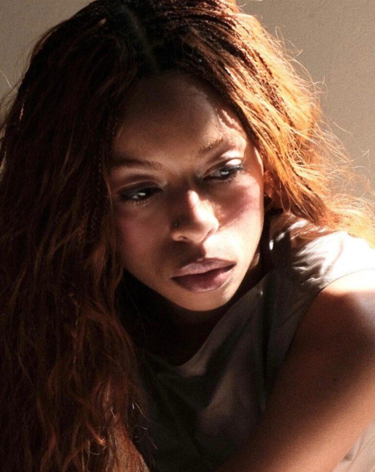 La chanteuse Ravyn Lenae.
